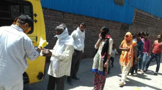 Agrawal Sabha feeding food to a thousand people daily